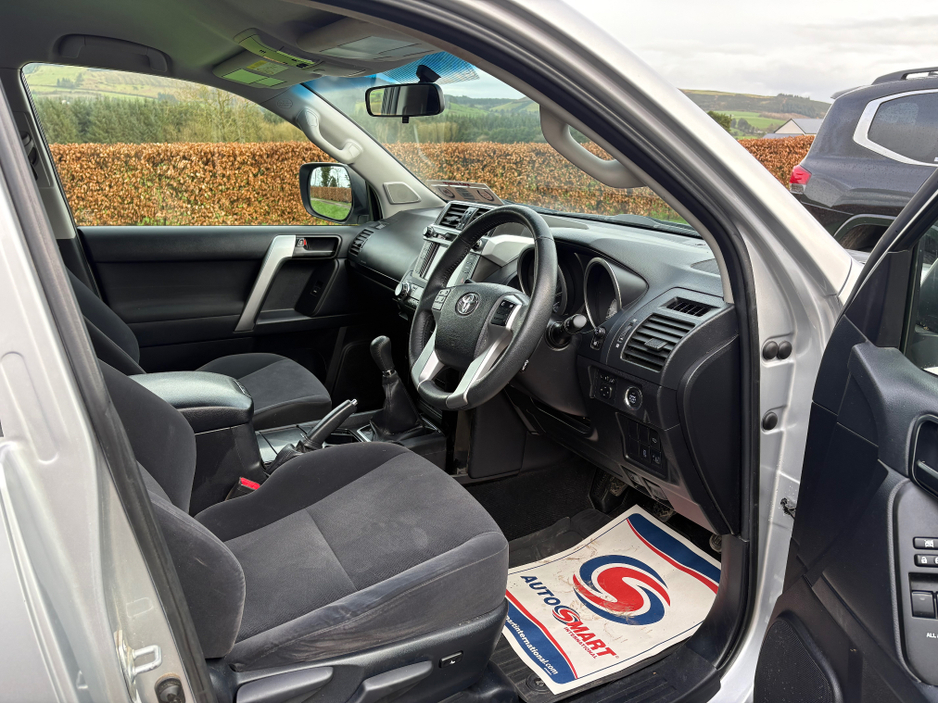 2017 Toyota Landcruiser - image 11