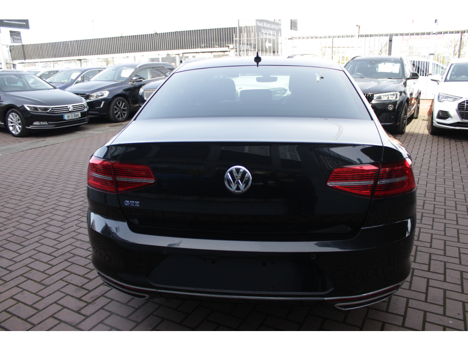 2016 Volkswagen Passat - image 5