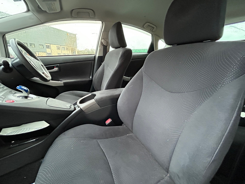 2014 Toyota Prius - image 11