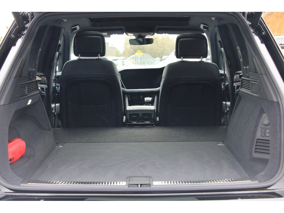 2025 Volkswagen Touareg - image 16