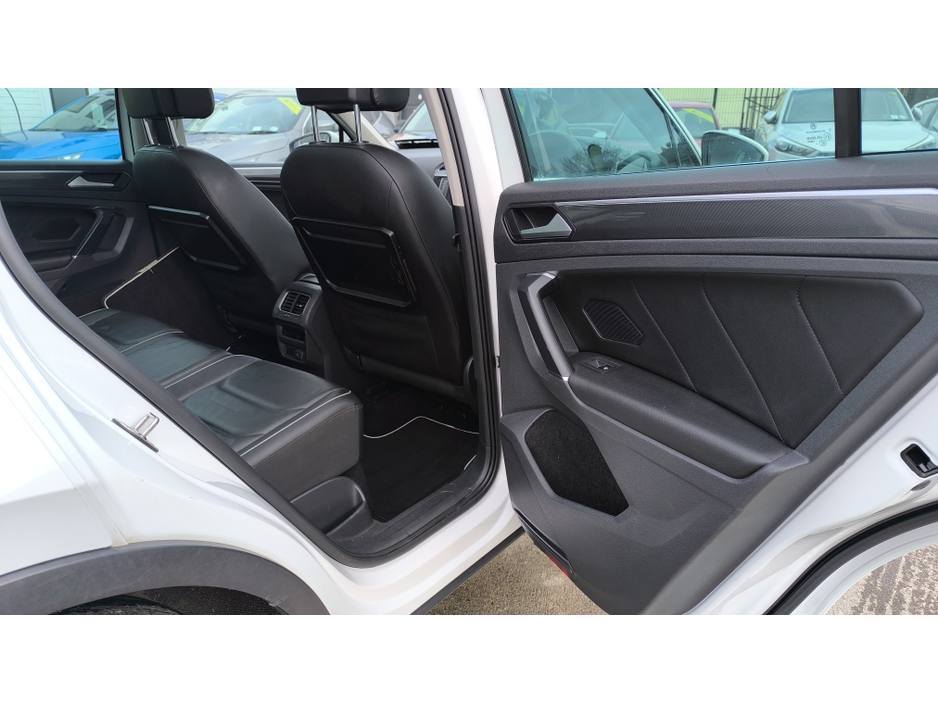 2017 Volkswagen Tiguan - image 10
