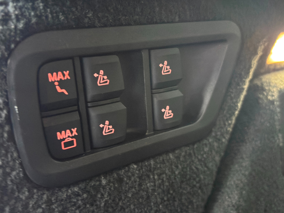 2021 BMW X7 - image 47