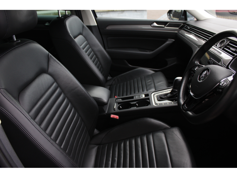 2019 Volkswagen Passat - image 11