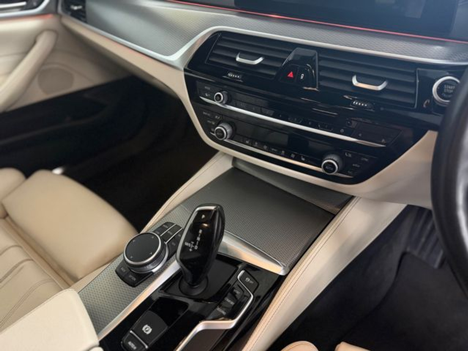 2020 BMW 5 Series - image 12