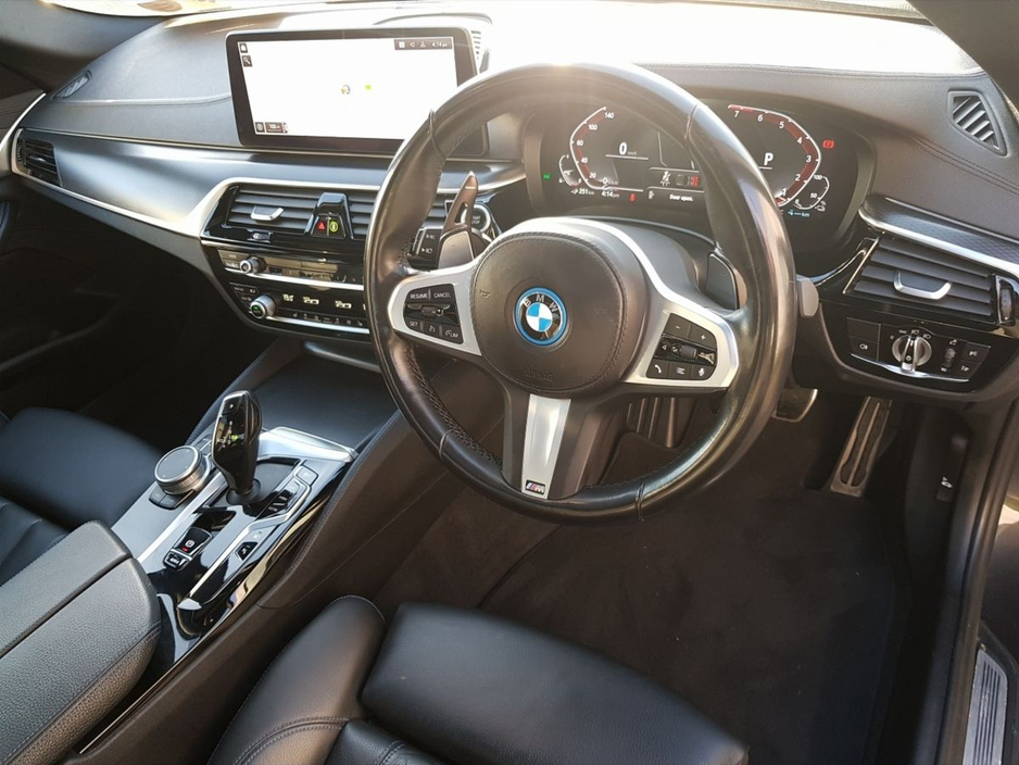 2022 BMW 5 Series - image 6