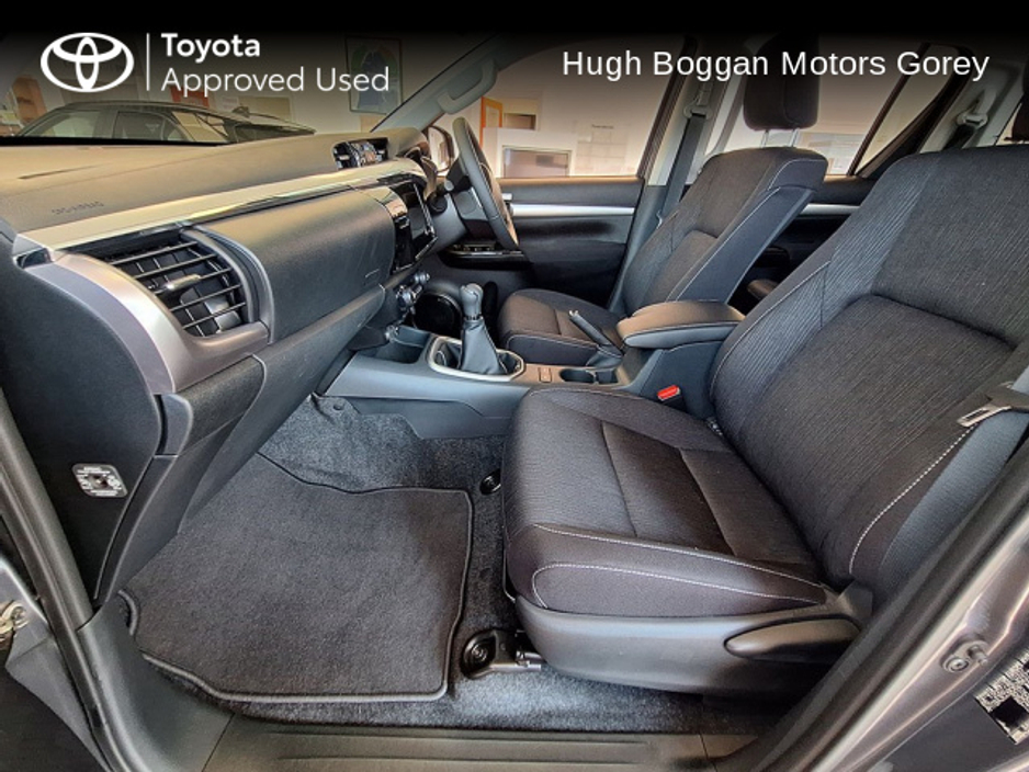 2025 Toyota Hilux 2.8 SR5 Manual