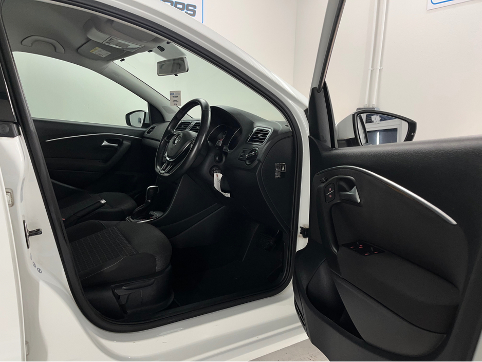 2014 Volkswagen Polo - image 29