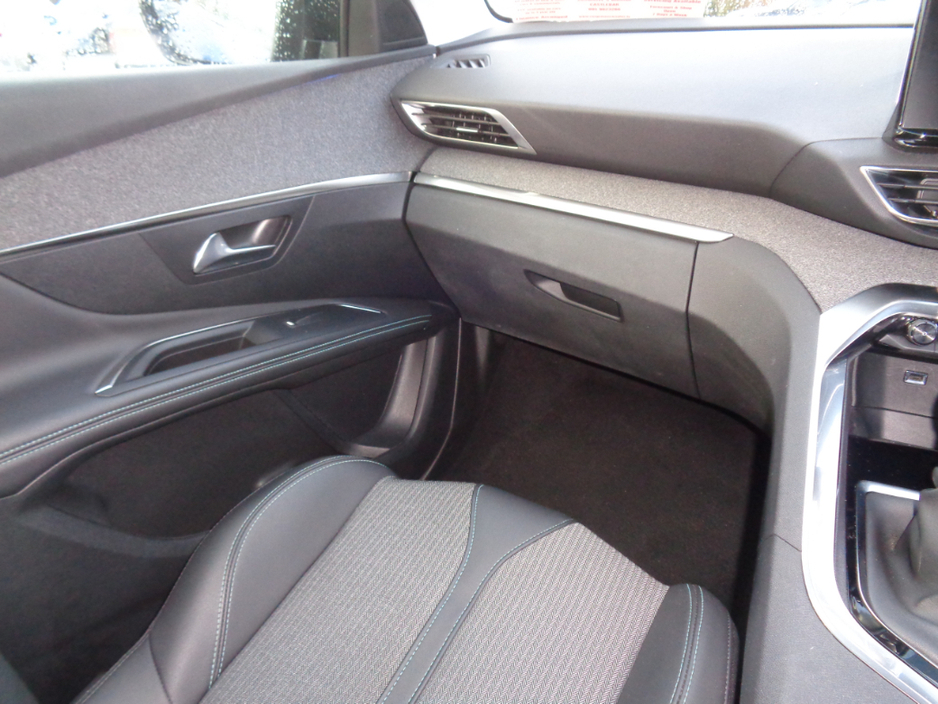 2022 Peugeot 3008 - image 12