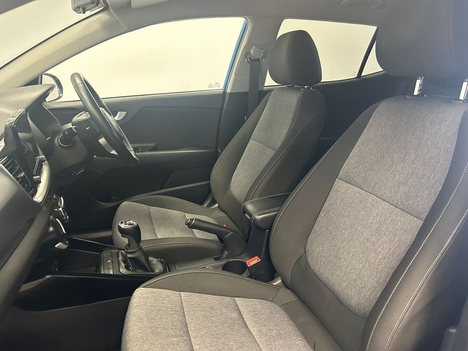 2022 Kia Stonic - image 4