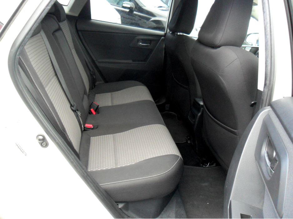 2018 Toyota Auris - image 12