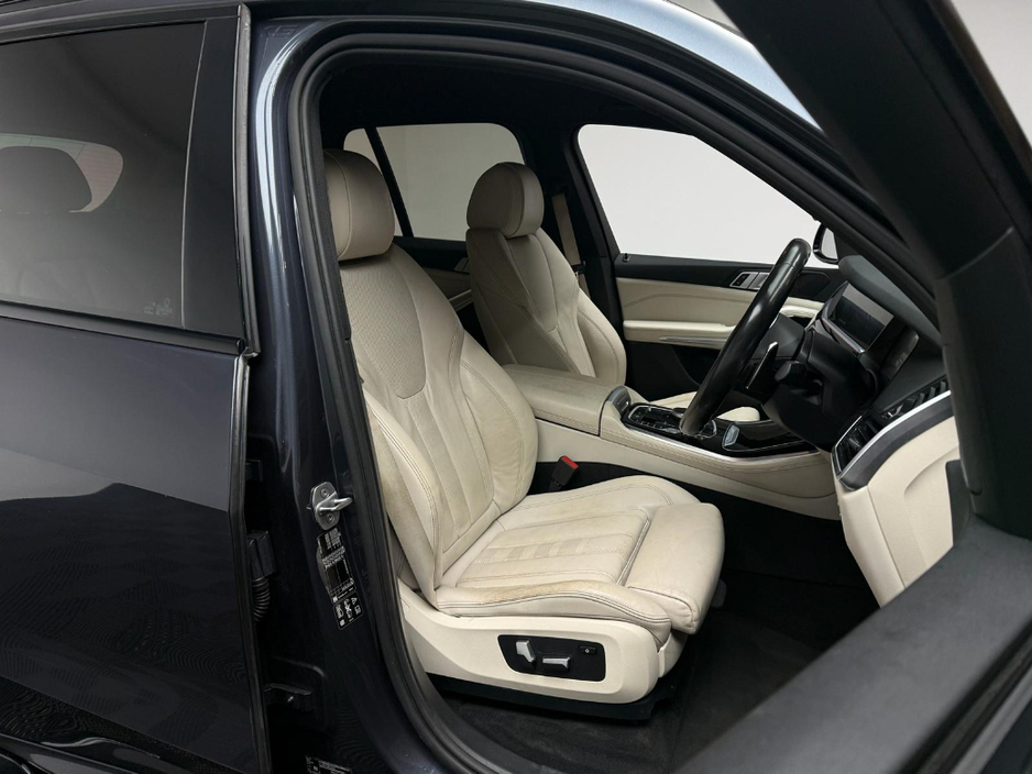 2019 BMW X5 - image 10
