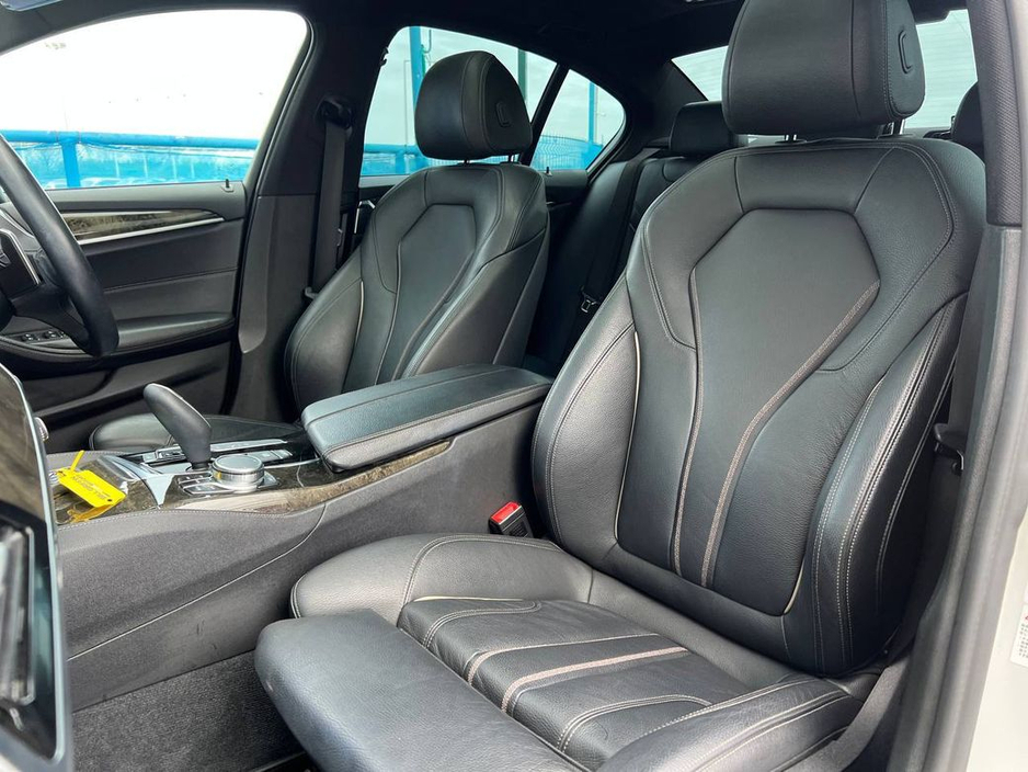 2018 BMW 5 Series - image 8