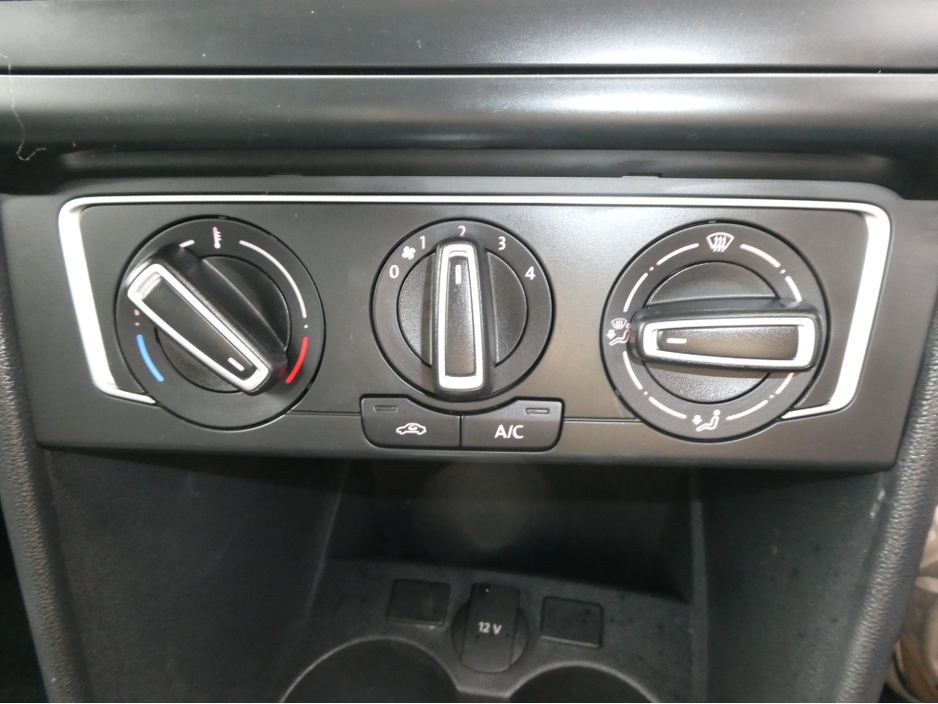 2016 Volkswagen Polo - image 29