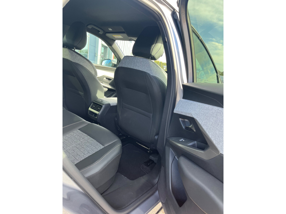 2025 Peugeot 5008 - image 10