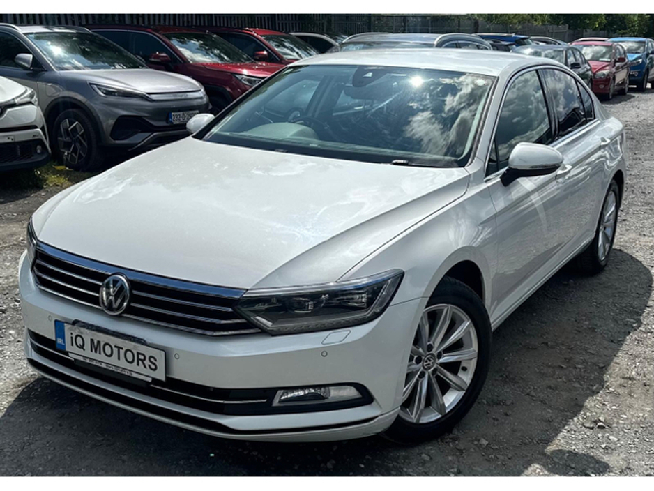 2016 Volkswagen Passat - image 3