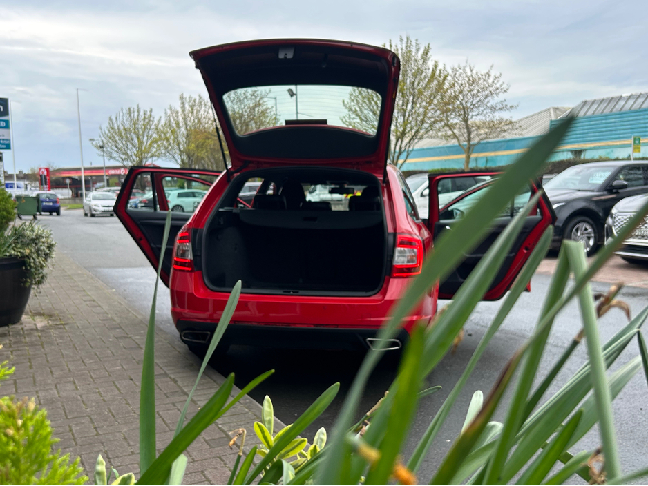 2015 Skoda Octavia - image 32