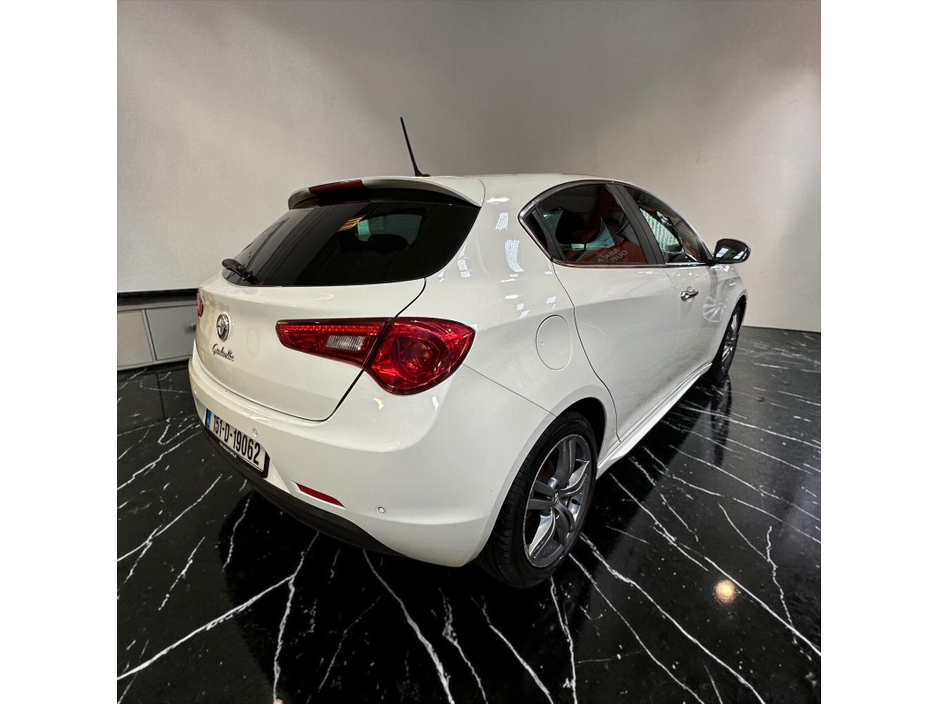 2015 Alfa Romeo Giulietta - image 8