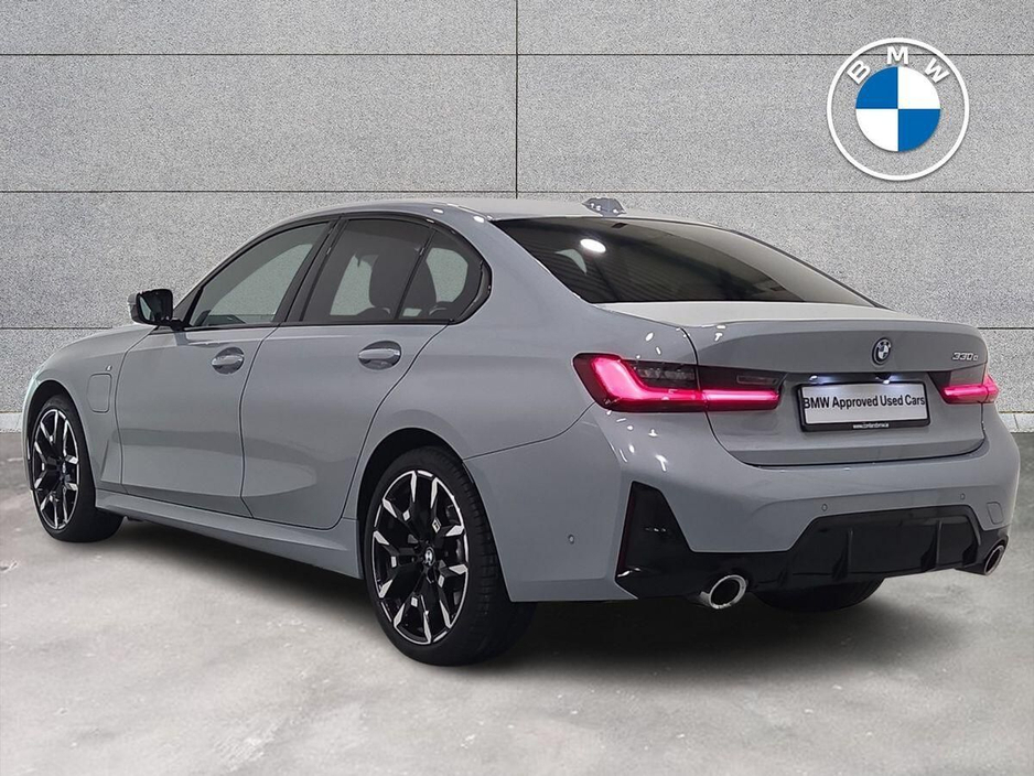 2025 BMW 3 Series - image 2