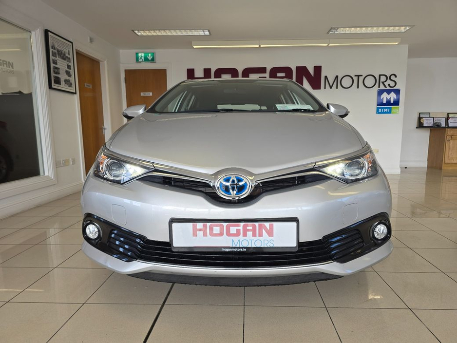 2016 Toyota Auris - image 2