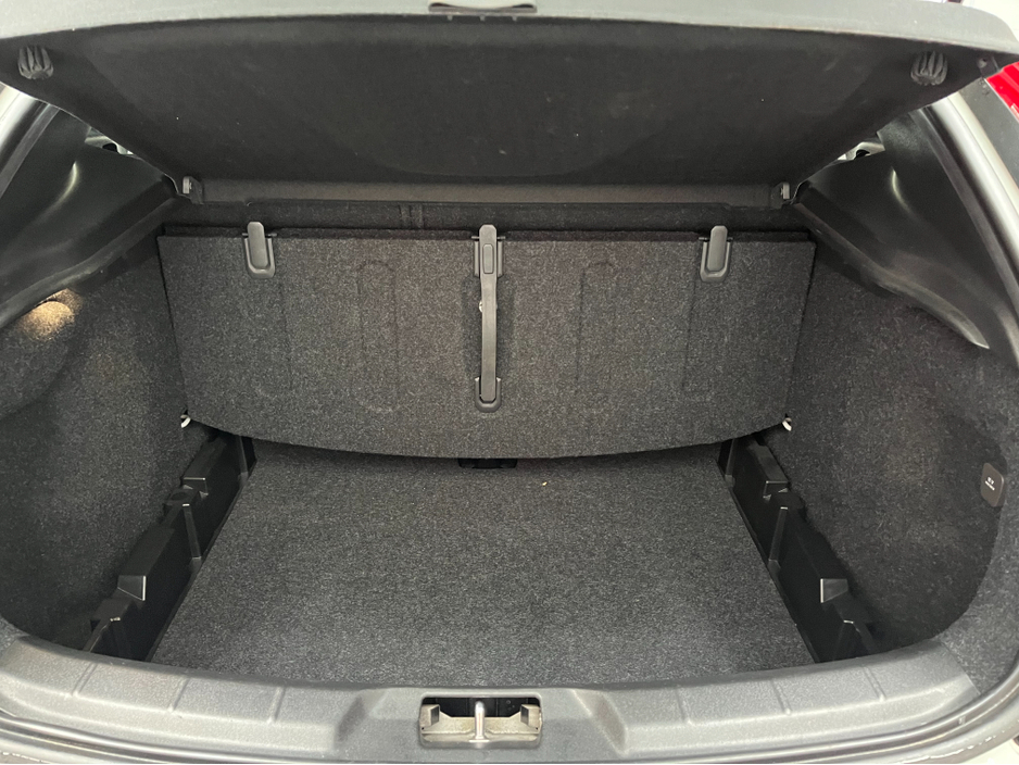 2017 Volvo V40 - image 7