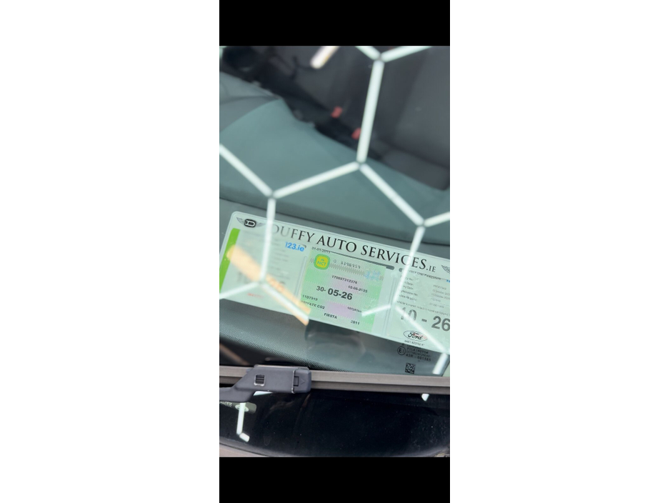 2011 Ford Fiesta - image 11