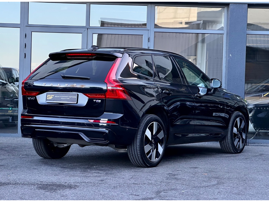2025 Volvo XC60 - image 3