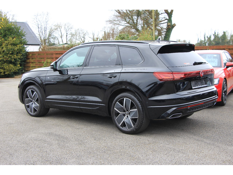 2025 Volkswagen Touareg - image 17