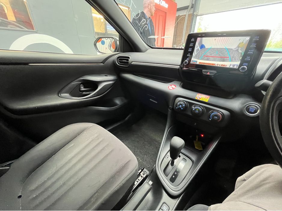 2020 Toyota Yaris - image 13