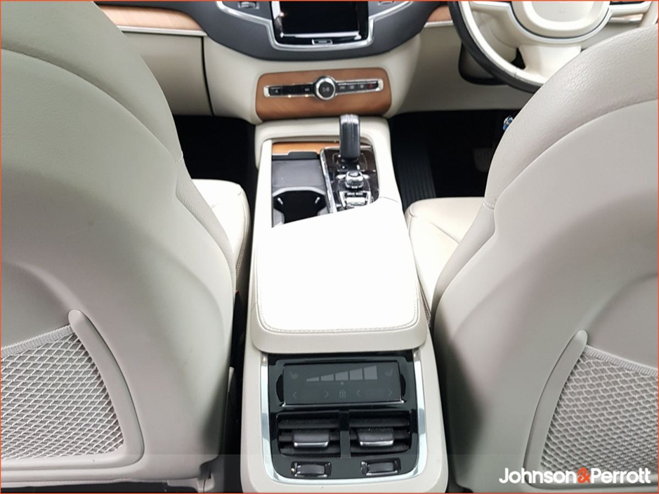 2021 Volvo XC90 - image 24