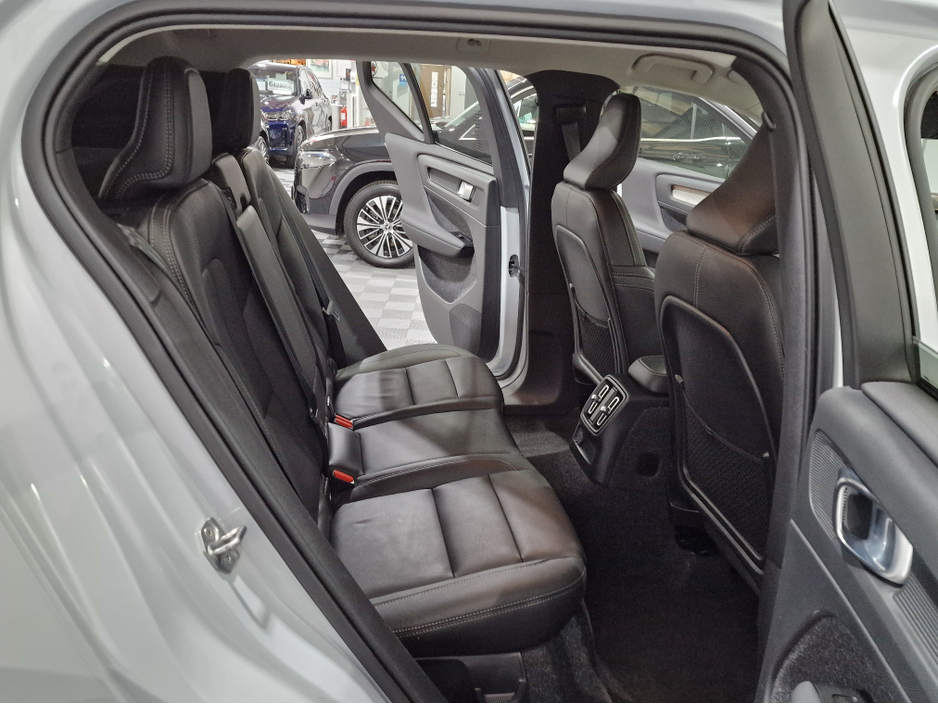 2021 Volvo XC40 - image 11