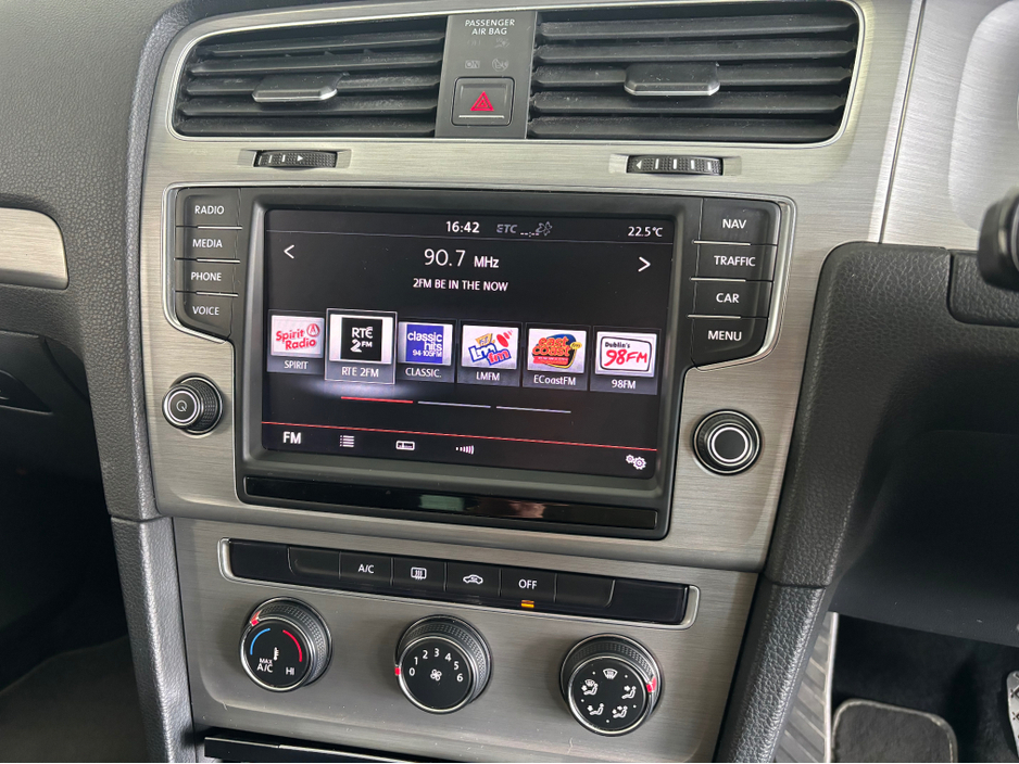 2014 Volkswagen Golf - image 11