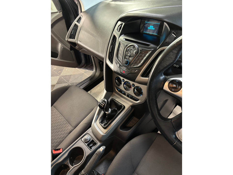 2014 Ford Focus - image 9