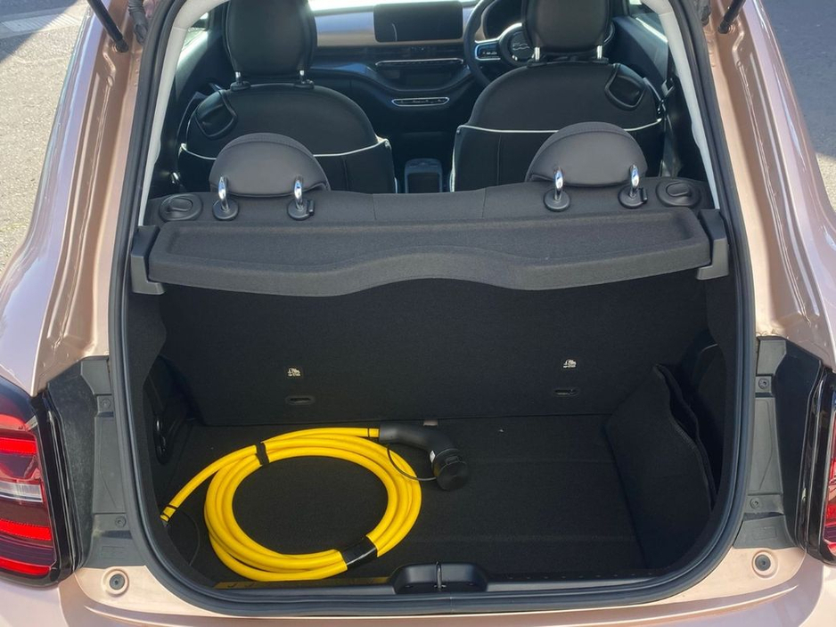 2025 Fiat 500e - image 9