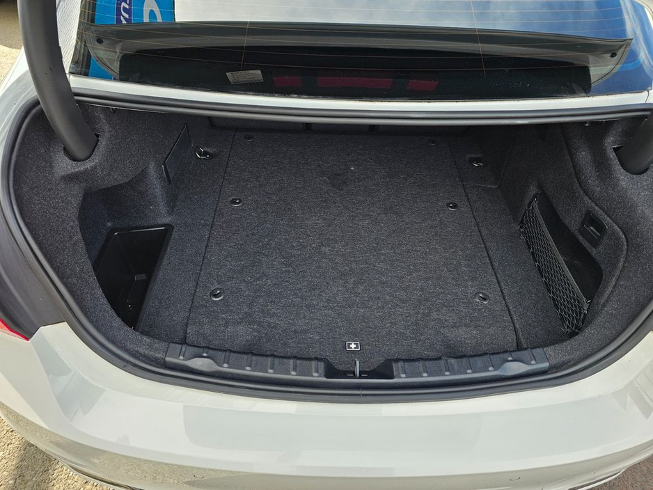 2016 BMW 3 Series - image 21