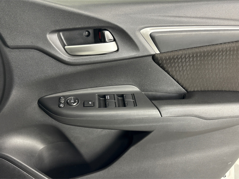 2018 Honda Fit TOUCHSCREEN DISPLAY**MEDIA CONNECTIVITY**KEYLESS START**REVERSE CAMERA**PARKING SENSORS**CRUISE CONTROL**SEMI DIGITAL DASH**LANE ASSIST**EMERGENCY BRAKE ASSIST**AIR CONDITIONING**ELECTRIC WINDOWS** €11,995