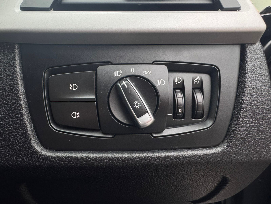 2012 BMW 3 Series - image 32