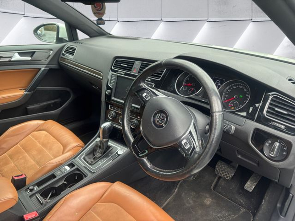 2015 Volkswagen Golf - image 9