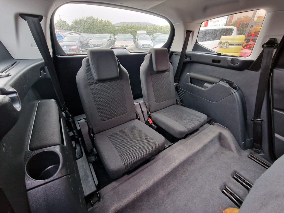 2012 Peugeot 5008 ACTIVE 1.6 HDI 112 7 SEATS 4DR €4,900