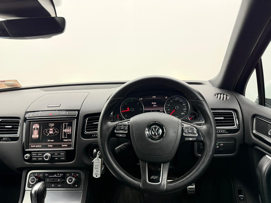 2018 Volkswagen Touareg - image 11