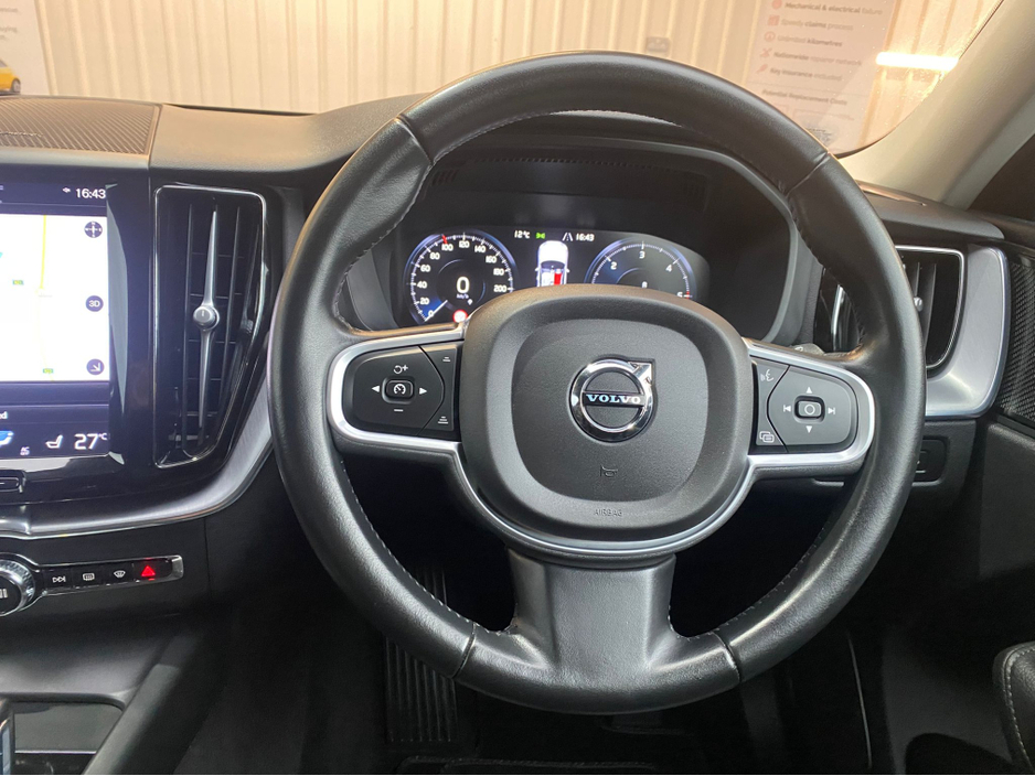 2021 Volvo XC60 - image 10