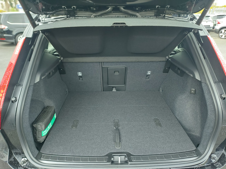 2026 Volvo XC40 - image 24