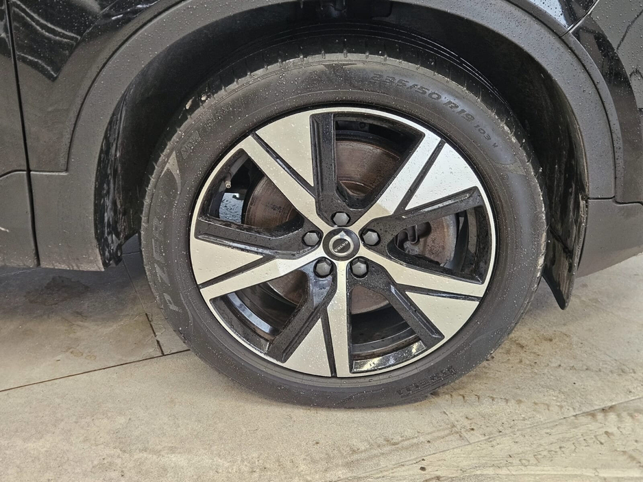 2022 Volvo XC40 - image 6