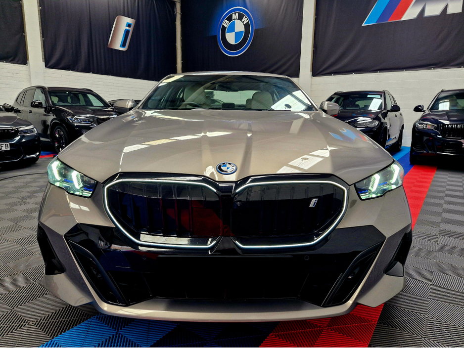 2025 BMW i5 - image 2