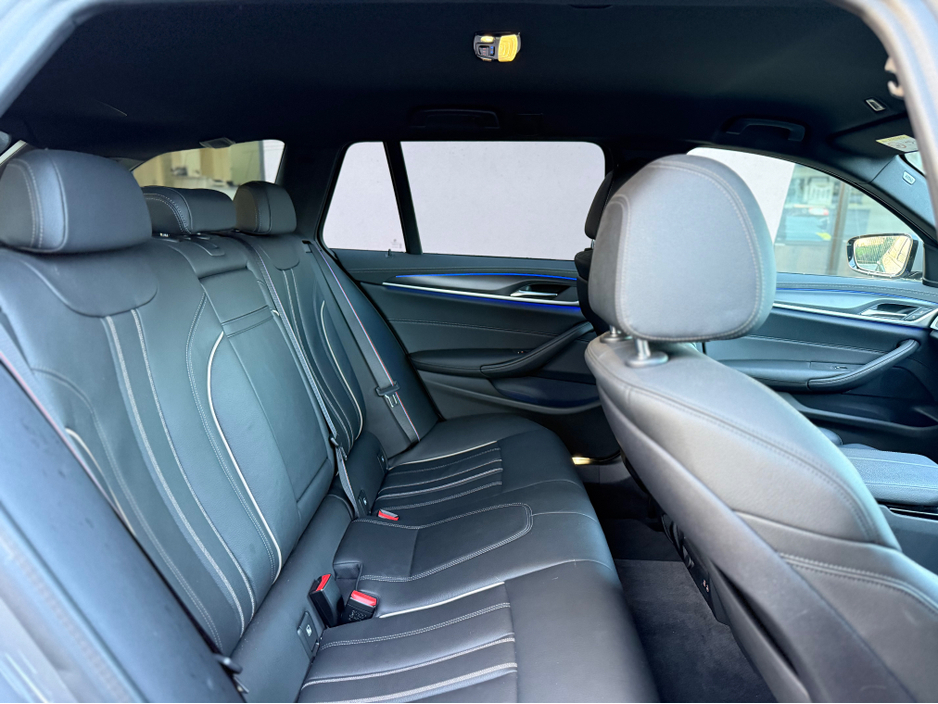 2022 BMW 5 Series - image 18