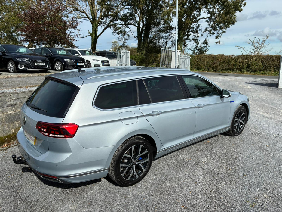 2022 Volkswagen Passat - image 2