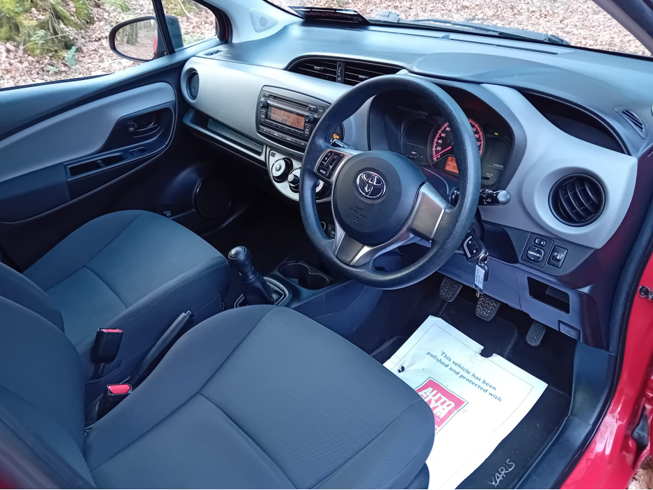 2015 Toyota Yaris - image 8