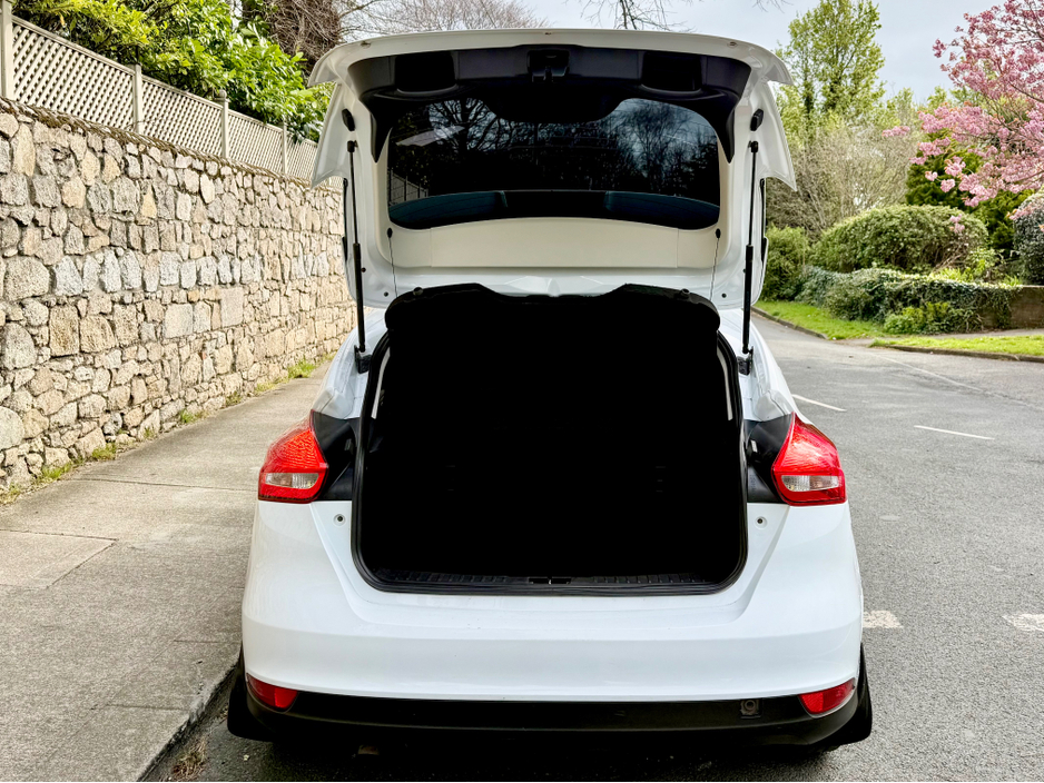 2017 Ford Focus - image 10