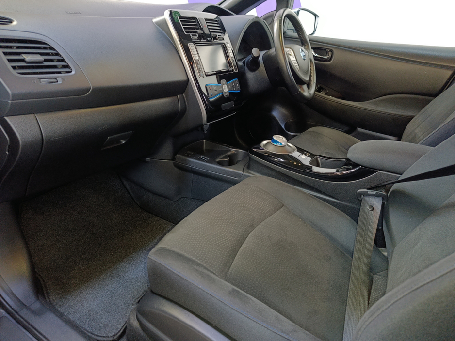 2016 Nissan Leaf - image 10