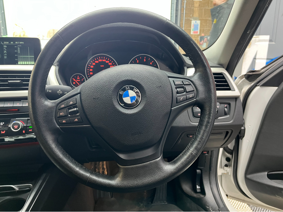 2016 BMW 3 Series - image 8