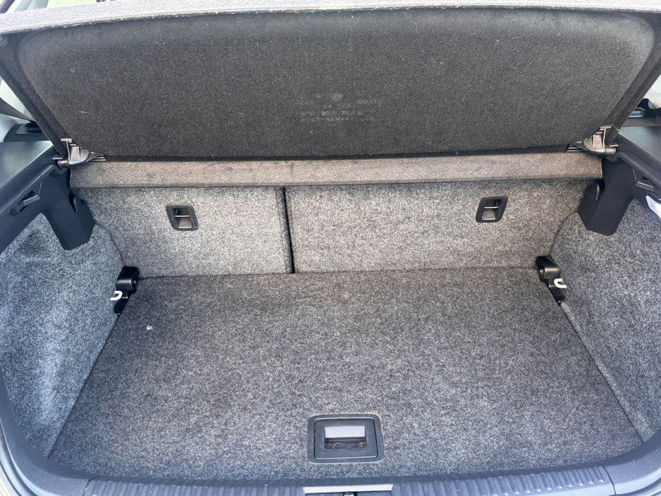 2011 Volkswagen Polo - image 9